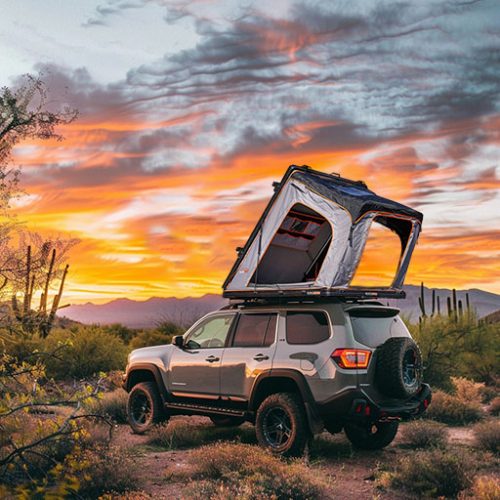 Aluminum shell side opening roof tent-11 Under the setting sun, accompanied by a roof tent, you can camp outdoors and enjoy the beauty of nature.
