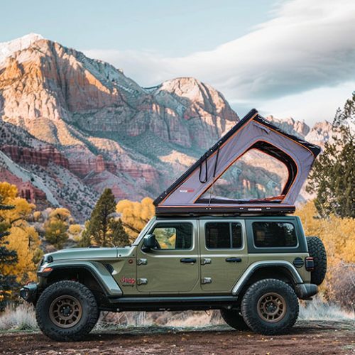 Aluminum shell side opening roof tent-13 Under the sunset, camp outdoors with a roof tent, enjoying the beauty of nature.
